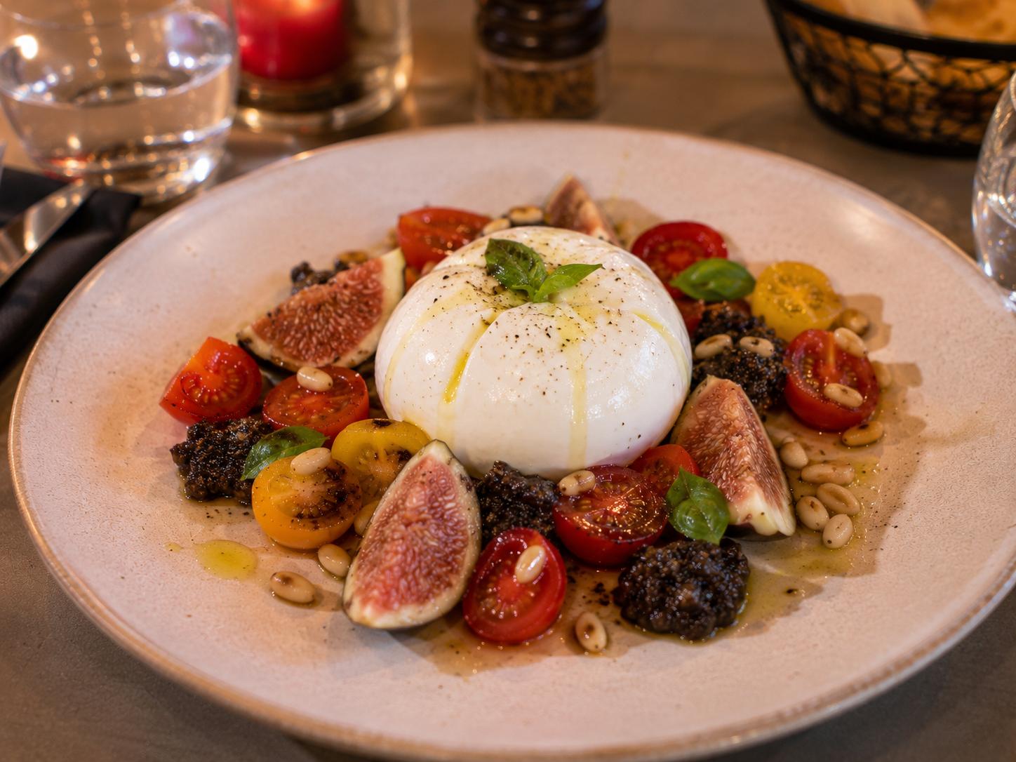 Burrata aux figues et tomates cerises
