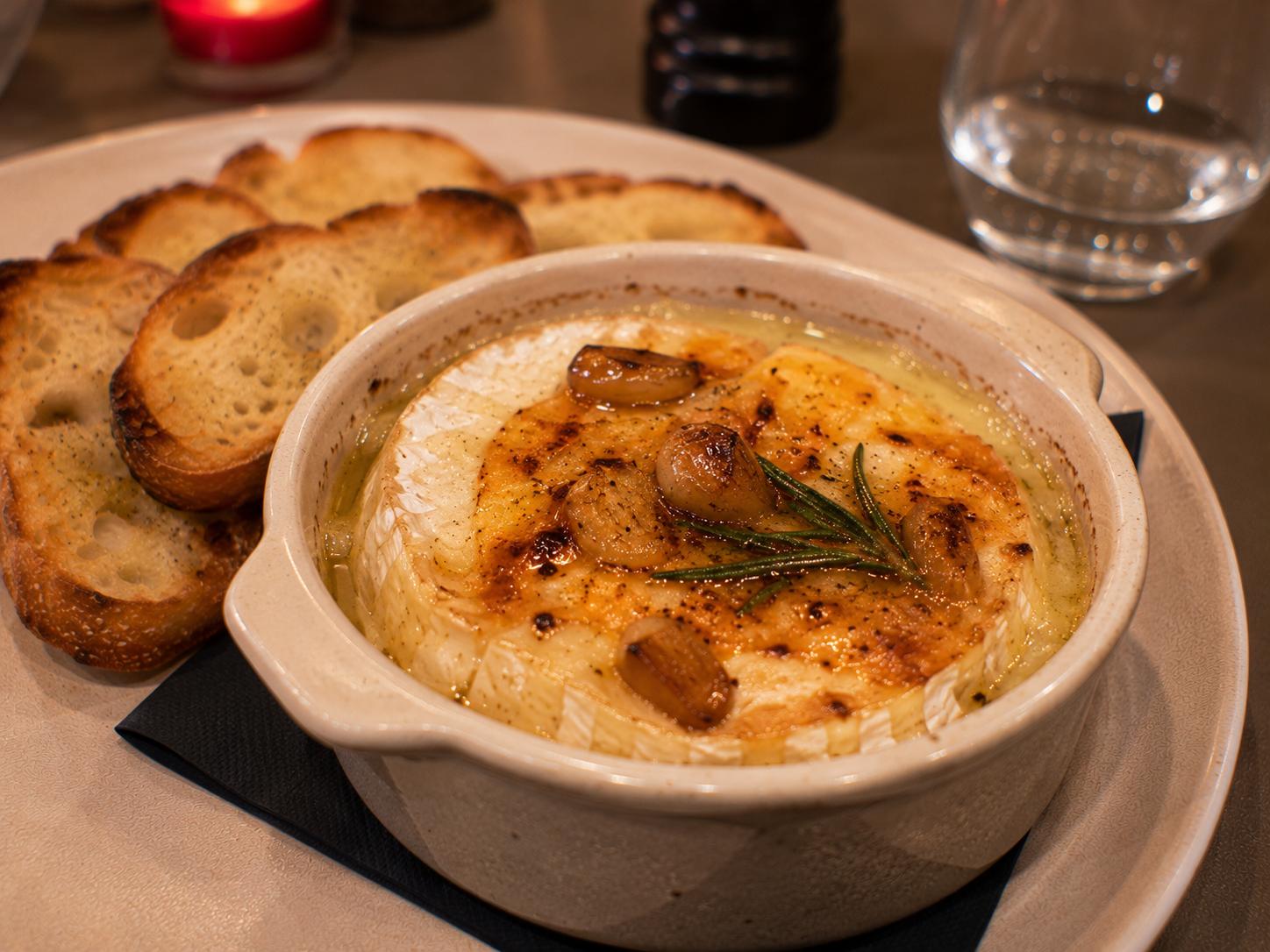Camembert rôti au miel et romarin