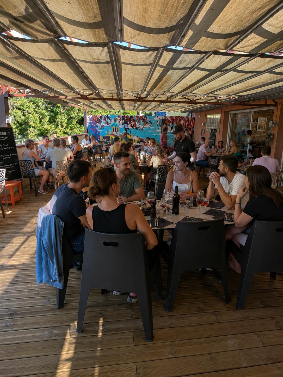Convivialité sur la terrasse